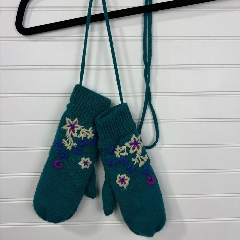 Women’s knit turquoise floral mittens.